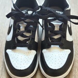 Nike Kids Black and White Sneakers Size 2Y